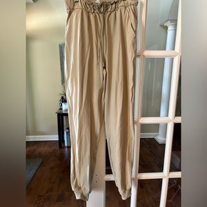 Lululemon Stretch High Rise Jogger Size 4. Khaki